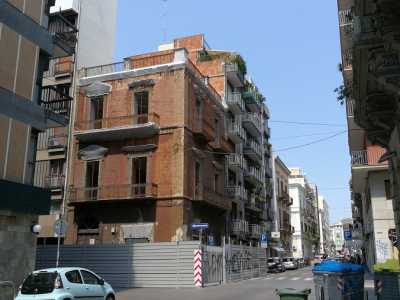Un tipico edificio di fine Ottocento situato ad angolo tra via Calefati e via Cairoli, � in procinto di essere definitivamente abbattuto